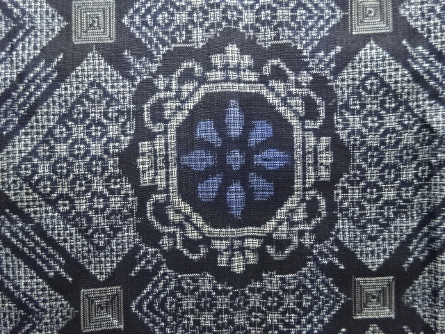 アンティーク　華紋織り出し本場正藍泥染大島紬着物(割り込み絣)